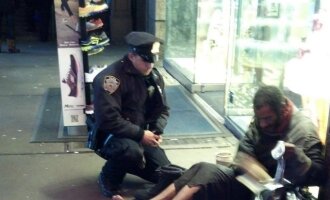 Policininkas Larry DePrimo prie benamio