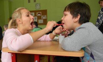 Jau daugiau kaip pusmetį Vilniaus universiteto (VU) odontologijos specialybės studentės savanoriškai rūpinasi Vilniaus „Atgajos“ specialiosios mokyklos auklėtinių burnos higiena