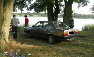 Šias automobilis stovėjo per arti kranto