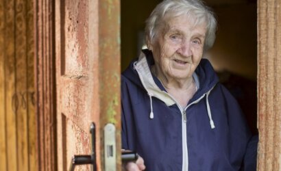 89 metų Elena nustebintų ne tik savo bendraamžius: kasdien naudojasi internetu ir drąsiai sėda už vairo