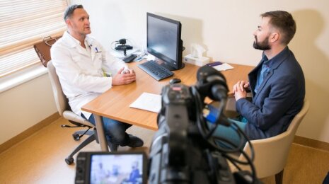 „Atėjo Mindaugas“. Gydytojas išklojo darbo užkulisius: apie nepatogias situacijas ir kaip afrodiziakai veikiantį baltą chalatą