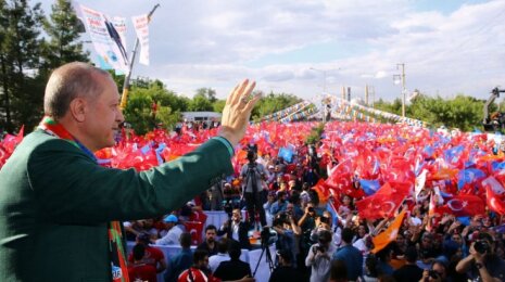 Prieš įtemptus Turkijos rinkimus — daugiatūkstantinis Erdogano palaikymo mitingas