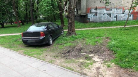 Automobilius statantiems ant žolės ir šaligatvių pareigūnai siunčia žinutę