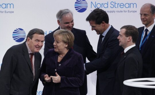 Gerhardas Schroederis, Angela Merkel, Dmitrijus Medvedevas