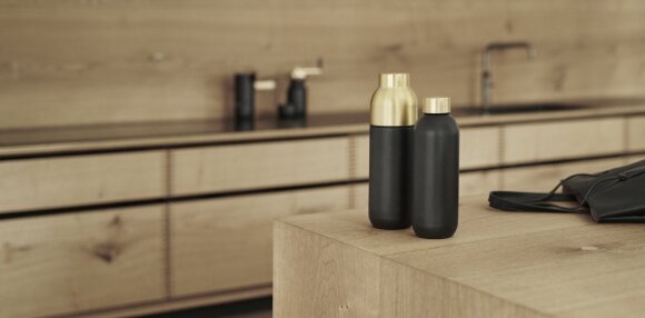 COLLAR termo gertuvė ir vandens gertuvė, Stelton, diz. D.Debiasi ir F.Sandri - kiekvienam, kuriam aktualus kartu keliaujantis garuojančio gėrimo kvapas bei kokybiškas vartojimas.