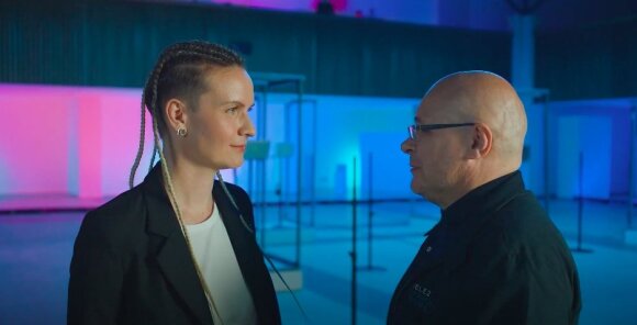 Šį eksperimentą atliko mobiliojo ryšio operatorius „Tele2“ kartu su inžinerinės informatikos mokslų daktare Egle Radvile, kuri sukūrė specialų algoritmą, gebantį atpažinti emocijas ir įvertinti, kaip greitas internetas prisideda prie žmogaus laimės pojūčio.