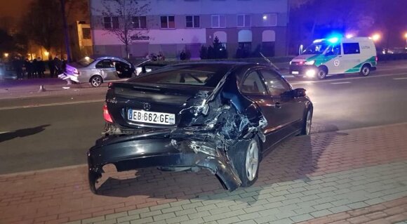 Girto BMW vairuotojo skrydis Klaipėdoje: sukėlė avariją, nukirto du medžius ir kliudė stulpą