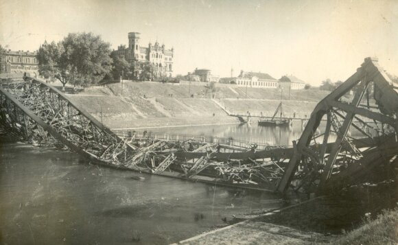 Janas ir Januszas Bułhakai. Susprogdintas Žaliasis tiltas. 1944 m. (Šaltinis: „Vilnius 1944: Jano ir Janušo Bulhakų fotografijų archyvas“, sudarytoja M. Matulytė. Vilnius: Lietuvos dailės muziejus, 2009)