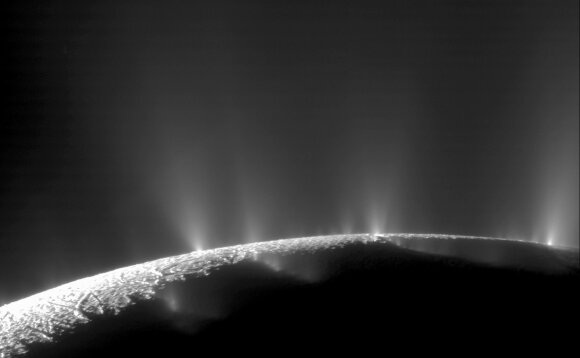 Ved Saturns satellitt søker Enceladus-forskere etter utenomjordiske livsformer.