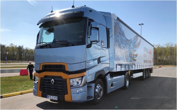 Varšuvos Tor Modlin automobilių trasoje vyko „Volvo“ ir „Renault" vilkikų bandomieji važiavimai.