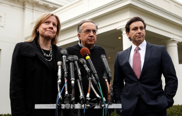 "General Motors" vadovė Mary Barra, "Fiat Chrysler" vadovas Sergio Marchionne ir "Ford" vadovas Markas Fieldsas po susitikimo prezidentūroje