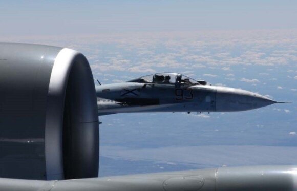 Rusijos laivyno naikintuvas Su-27 nesaugiai perima JAV žvalgybinį lėktuvą RC-135