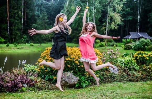 Vaikų joga lauke – kūno ir emocijų mankšta, kuri vyksta net ir per lietų