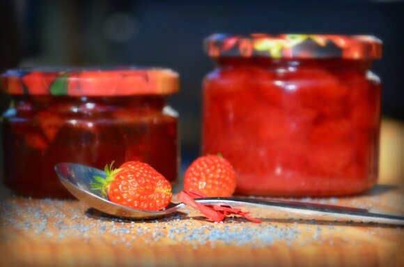 Renata, a food blogger who loves to experiment in the kitchen, has discovered the recipe for the perfect strawberry jam: now that's our number.  1