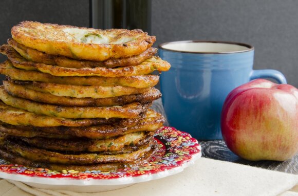 Buckwheat pancakes and curd with apples