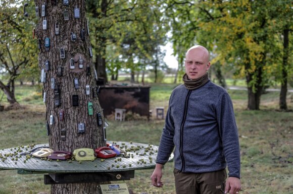 In Panevėžys, an idea has never been seen before: he has established a collection of phones in a wild pear