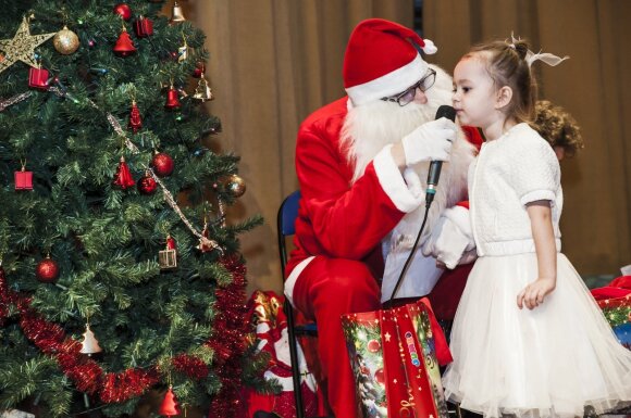 Double standards have angered the father of two daughters: the entertainment arena is packed and parents can’t watch their children’s plays in kindergarten