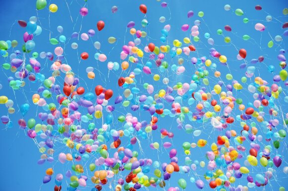 Perspėja dėl į dangų paleistų balionų ir žibintų – galiausiai jie pateks į jūsų organizmą