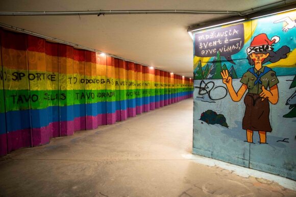 The LGBT flags that appeared in the underground passage were kept: it was painted in tricolor