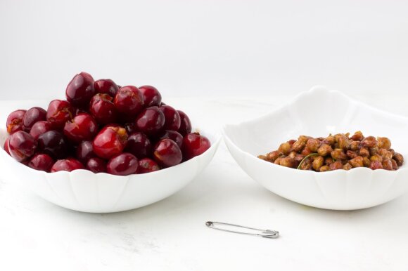 2 easy ways to pit cherries without splashing them