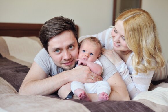 Moteris žindo vaiką: kaip jai padėti gali vyras