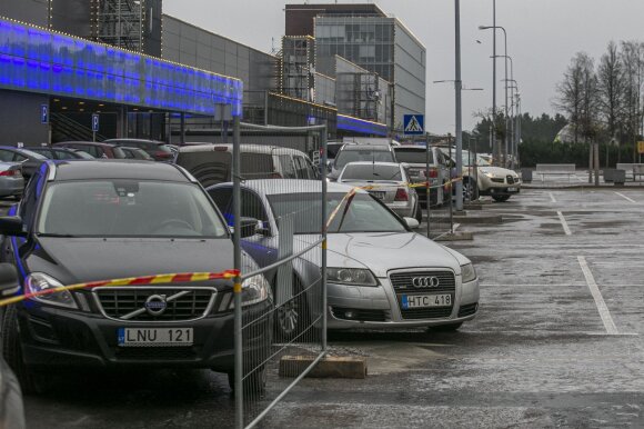 Shoppers line up at stores, there is nowhere to park their cars, they also build in the driveway