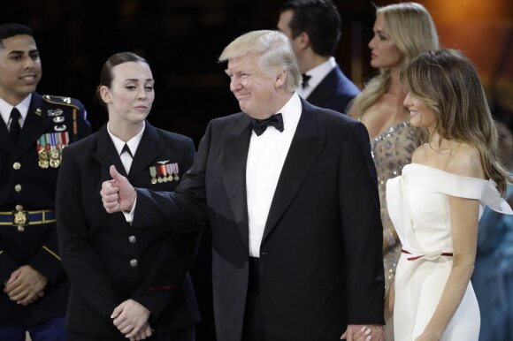 Pasaulį nustebinęs M. Trump elgesys slepia pirmosios ponios planą