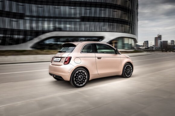 „Fiat“ pristato pirmąjį elektromobilį: apjungs naujausias technologijas su klasikiniu dizainu