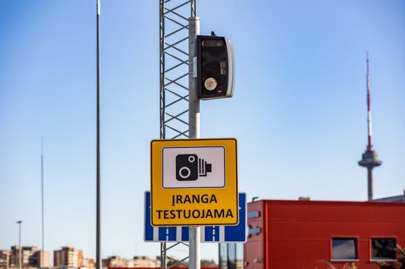 Drivers Are Warned By Flashing Speedometer Signs - They Have Explained Why This Is Necessary