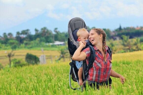 Psichologė perspėja tėvus dėl mados keliauti su mažais vaikais: ar tikrai to nori kūdikis?