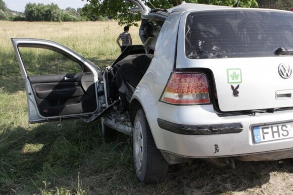 Šeštadienio popietę Aukštadvaryje „VW Golf“ automobiliu jaunuoliai lenktyniavo su mirtimi