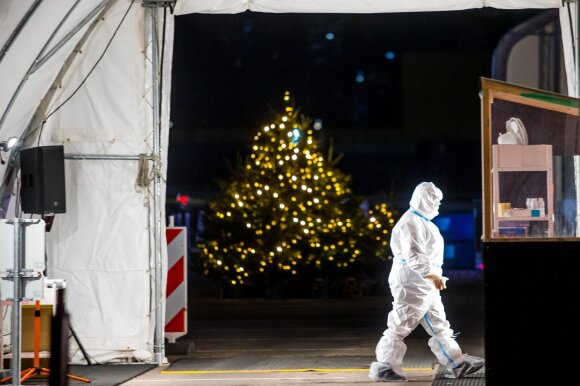 2020 12 08 A mobile coronavirus checkpoint in Vilnius was decorated for Christmas