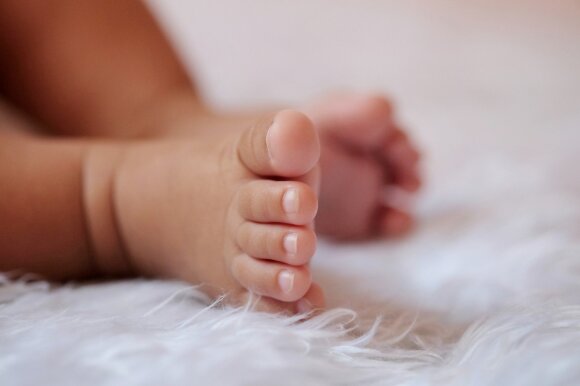 Tėvai atsidūrė dviprasmiškoje situacijoje: giminaitė spaudžia pakeisti jų dviejų savaičių naujagimės vardą