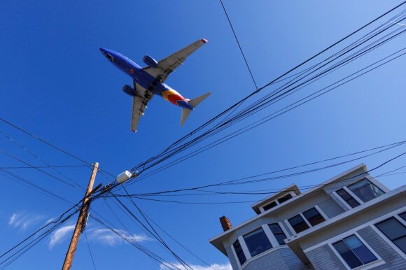 JAV oro linijos ragina stabdyti 5G plėtrą dėl galimo pavojaus oro uostuose.