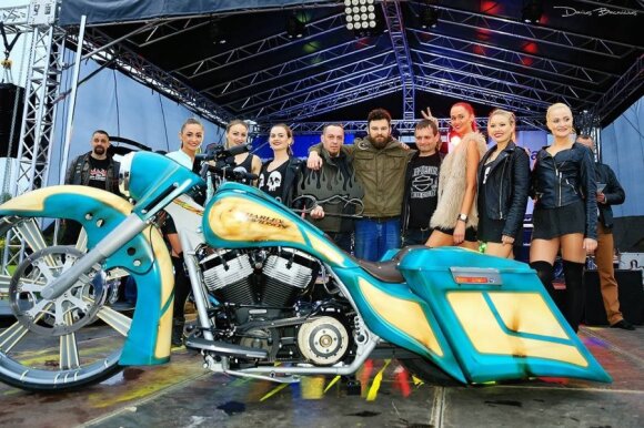 Best Bagger – 2010 m. Harley Davidson FLHR. Autorius „Killer Custom“, Pėdžiai