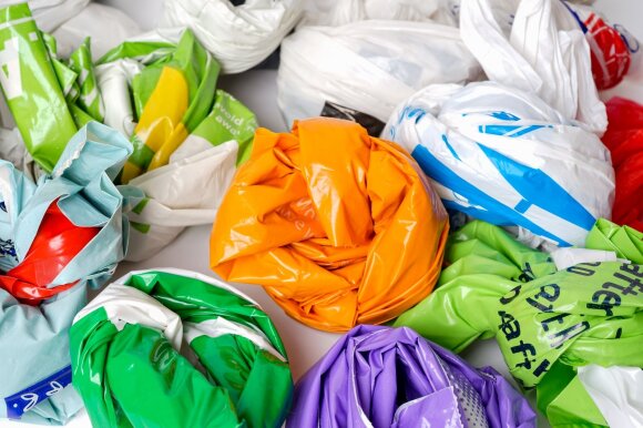 Aplinkosaugininkai pradeda akciją ir įspėja prekybininkus nedalinti nemokamai plastikinių maišelių – gresia baudos iki 3000 eurų