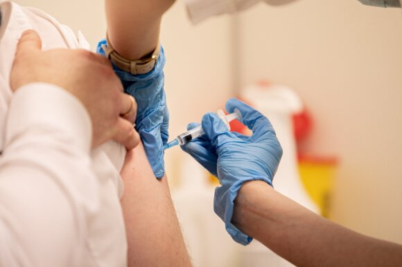 Lietuvoje daugiausia apie nepageidaujamas reakcijas į vakcinas nuo koronaviruso pranešė moterys