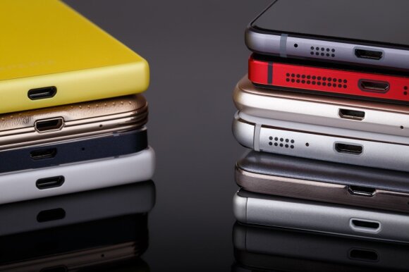 Tyrimas: pasaulyje sumenko išmaniųjų telefonų pardavimai, įvardijo dvi svarbiausias priežastis