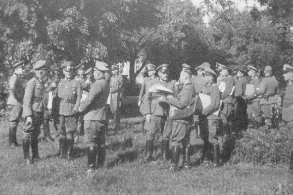 Vermachto 217-osios pėstininkų divizijos karininkai gauna vokus su vadovybės įsakymaisruoštis puolimui. 1941 m. birželio 20 d.