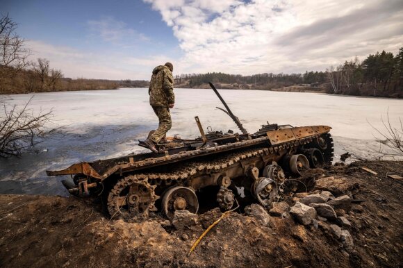 Ukrainos karys stovi ant sunaikinto Rusijos tanko Trostianetso mieste, Ukrainoje. 2022 kovo 29 d. Netoli Rusijos sienos esantis Trostianetso miestas buvo vienas pirmųjų, patekusių į rusų kontrolę po to, kai Rusija pradėjo karą prieš Ukrainą. Ukraina šį miestą atgavo 2022 m. kovo pabaigoje. 