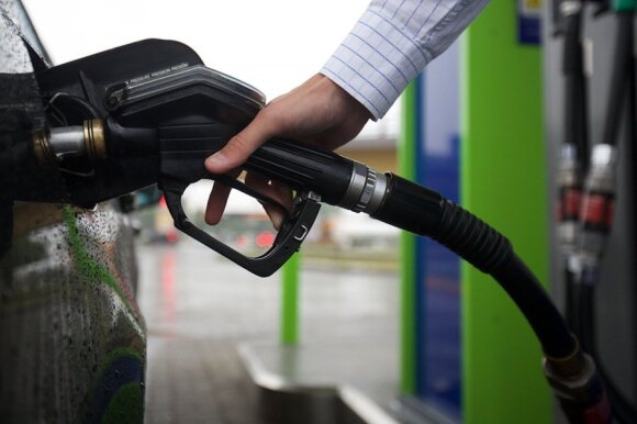 Is it worth pouring more expensive fuel: what you earn at an additional cost