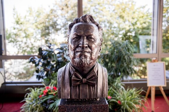 Virgilijus Noreika memorial bust featured on LNOBT: he was like a father to his students