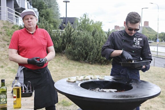 Barbekiu ekspertas Gintas Grinevičius (kairėje) ir barbekiu šefas Lukas Semeževičius