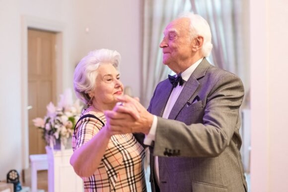 60 metų santuokoje gyvenantys klaipėdiečiai dalijasi laimingos ir tvarios santuokos paslaptimi – svarbi trijų „pa“ taisyklė