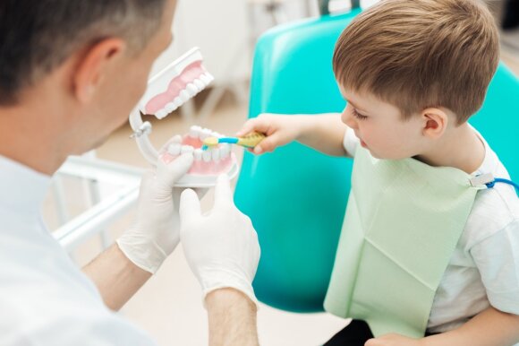 Medikė kviečia pasirūpinti vaikų dantimis: jei laiku atliksite šią procedūrą – dantys išliks sveiki visą likusį gyvenimą