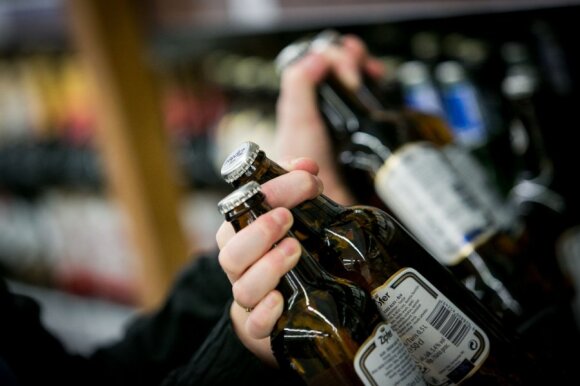 The doctor deals with alcoholism: what rules should be followed for relatives who suffer