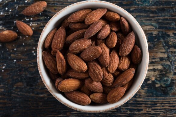 The nutritionist listed 5 reasons why it is beneficial to eat nuts