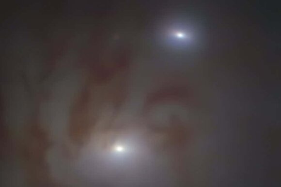Dvi ryškios dėmės atvaizde – tankiso žvaigždžių grupės, kurių centre yra po supermasyvią juodąją bedugnę. ESO/Voggel et al. nuotr.