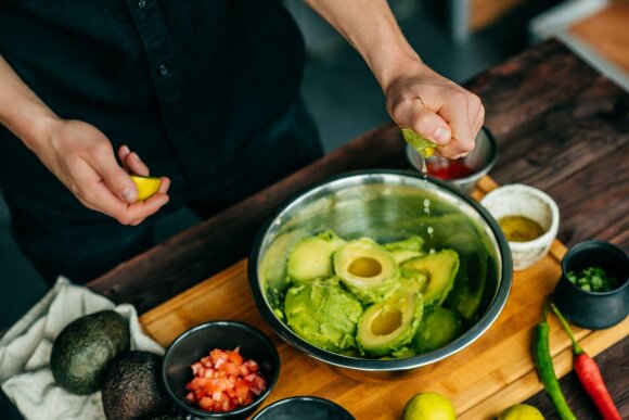 Meksikietiškos virtuvės žvaigždė – gvakamolė: patarė, kaip išsirinkti tinkamus avokadus
