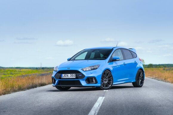 „Focus RS“ primena ralio varžyboms paruoštą bolidą. Važiuoja irgi panašiai.